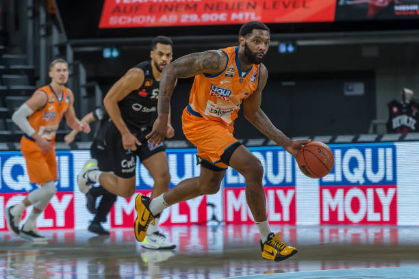 以其卓越的 以其卓越的